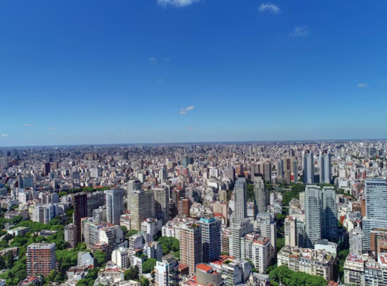 Cuánto subió el metro cuadrado en CABA en los últimos diez años y qué pasó con la brecha de precios entre norte y sur. Tejido en Max Radio