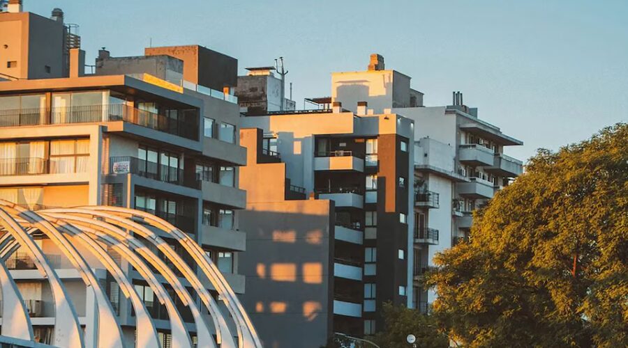 El crédito hipotecario cayó 42% en el primer semestre: cuántas operaciones se realizaron en el año. Tejido en Infobae